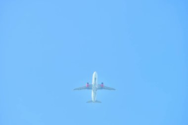 Mavi gökyüzünde uçan uçak 