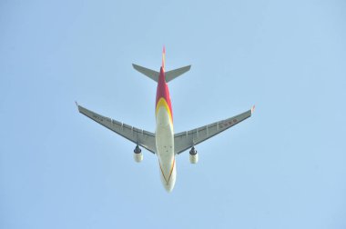 Mavi gökyüzünde uçan uçak 