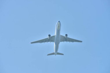 Mavi gökyüzünde uçan uçak 