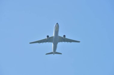 Mavi gökyüzünde uçan uçak 