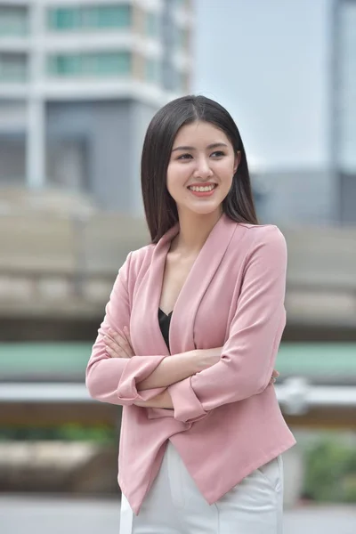 Молодая Азиатская Предпринимательница Скрещенными Руками — стоковое фото