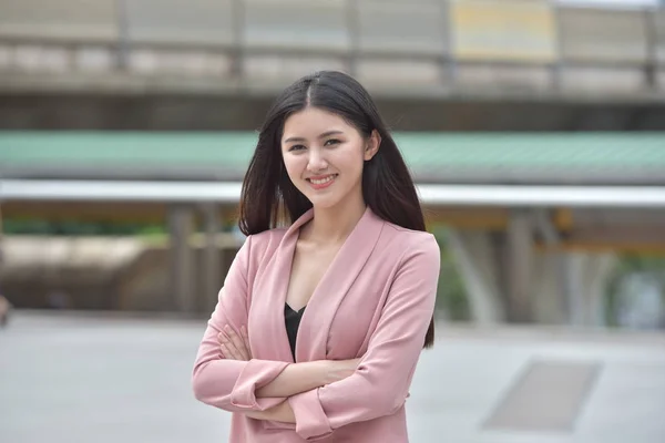 Junge Asiatische Geschäftsfrau Mit Verschränkten Armen — Stockfoto