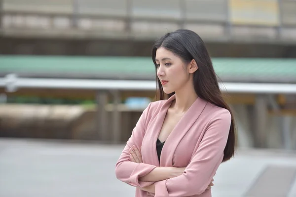 Junge Asiatische Geschäftsfrau Mit Verschränkten Armen — Stockfoto