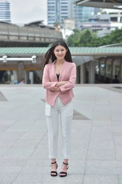 Молодая Азиатская Предпринимательница Скрещенными Руками — стоковое фото