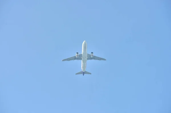 Avion Volant Dans Ciel Bleu — Photo