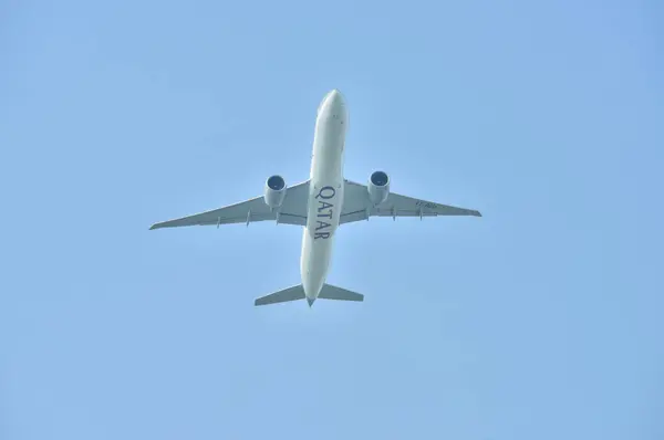 Avion Volant Dans Ciel Bleu — Photo