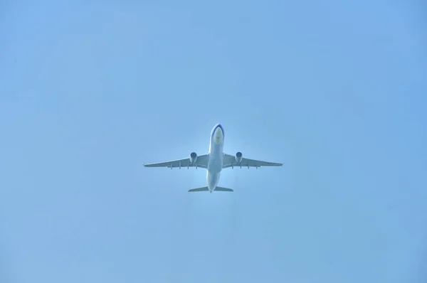 Repülőgép Repül Kék Égen — Stock Fotó