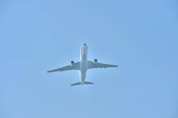 Avião Voando Céu Azul — Fotografia de Stock