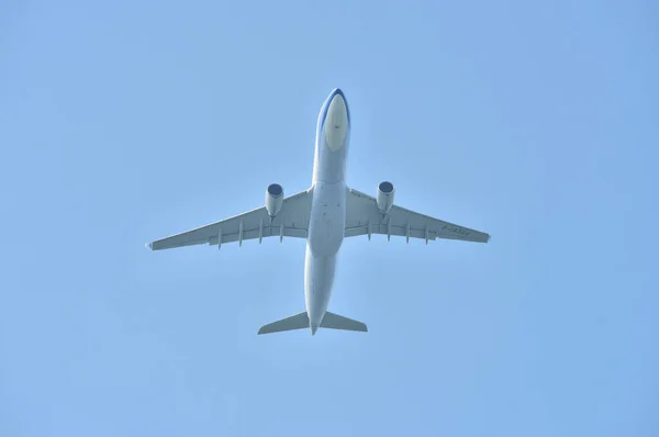 Avion Volant Dans Ciel Bleu — Photo