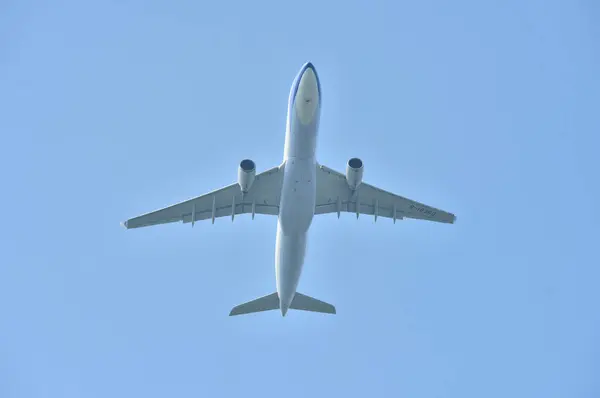 Avião Voando Céu Azul — Fotografia de Stock