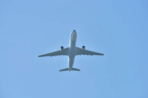 Avião Voando Céu Azul — Fotografia de Stock