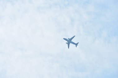 Mavi gökyüzünde uçan uçak 