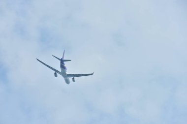 Mavi gökyüzünde uçan uçak 