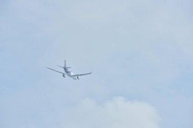 Mavi gökyüzünde uçan uçak 