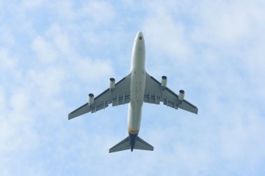 Mavi gökyüzünde uçan uçak 