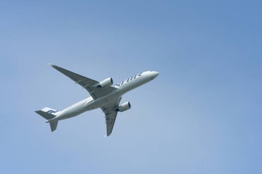 Mavi gökyüzünde uçan uçak 
