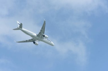 Mavi gökyüzünde uçan uçak 