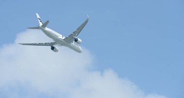 Mavi gökyüzünde uçan uçak 