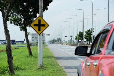 Gündüz sarı yol işareti