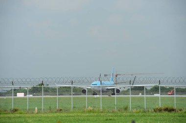 Modern havaalanında büyük bir uçak.