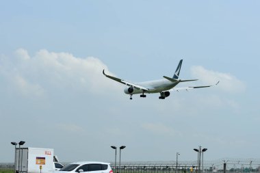 Mavi gökyüzünde uçan uçak.