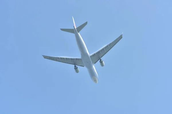 Avion Volant Dans Ciel Bleu — Photo