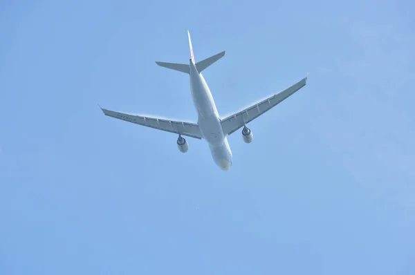 Avión Volando Cielo Azul — Foto de Stock