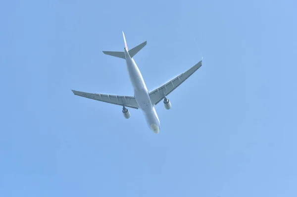 青い空を飛ぶ飛行機は — ストック写真