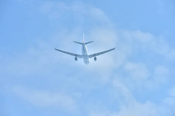 Avion Volant Dans Ciel Bleu — Photo