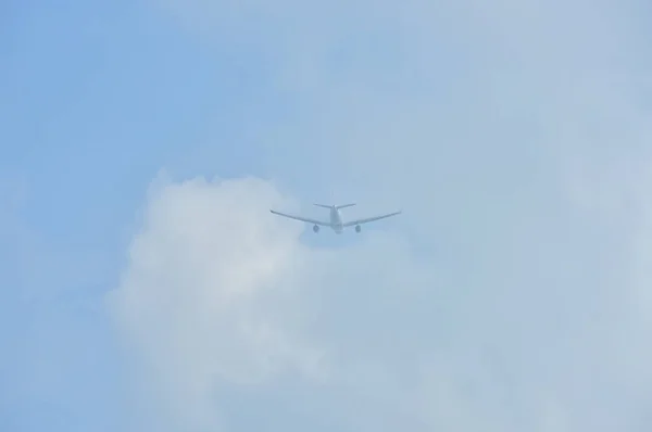 Repülőgép Repül Kék Égen — Stock Fotó