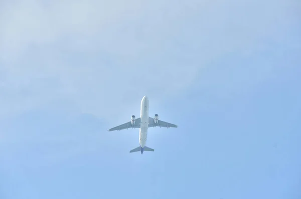 Літак Летить Блакитному Небі — стокове фото