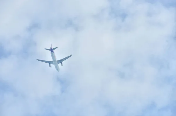 Avião Voando Céu Azul — Fotografia de Stock