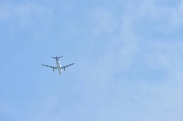 青い空を飛ぶ飛行機は — ストック写真