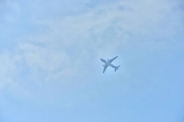 Avião Voando Céu Azul — Fotografia de Stock