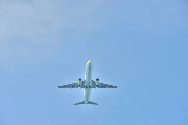 Avion Volant Dans Ciel Bleu — Photo