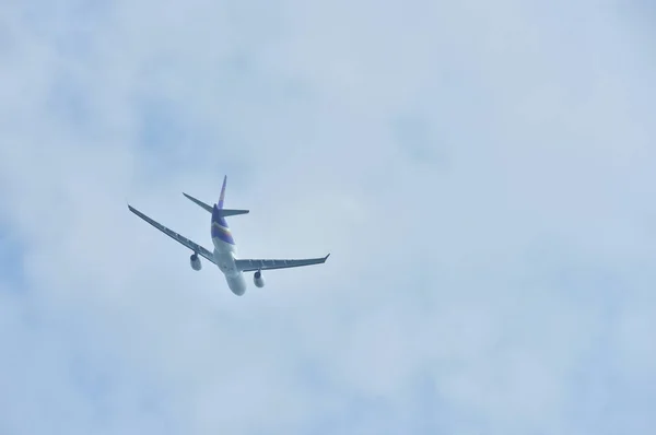 Avião Voando Céu Azul — Fotografia de Stock