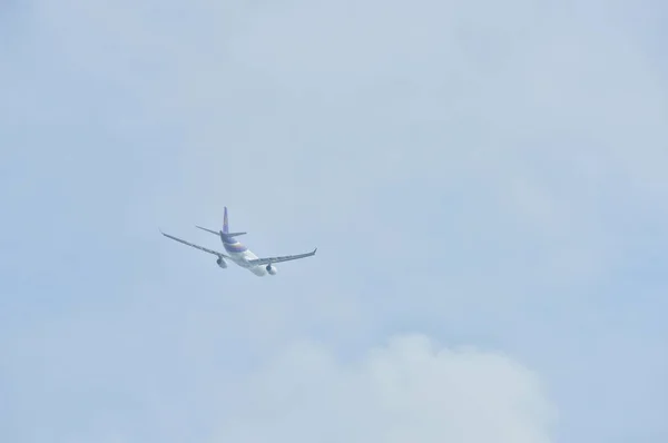 Airplane Flying Blue Sky — Stock Photo, Image