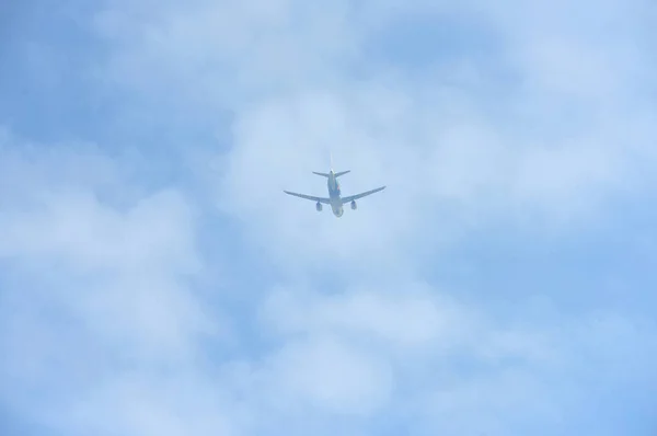 Avião Voando Céu Azul — Fotografia de Stock