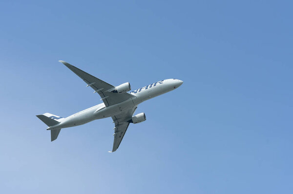 самолет летит в голубом небе 