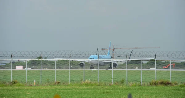 Grand Avion Dans Aéroport Moderne — Photo