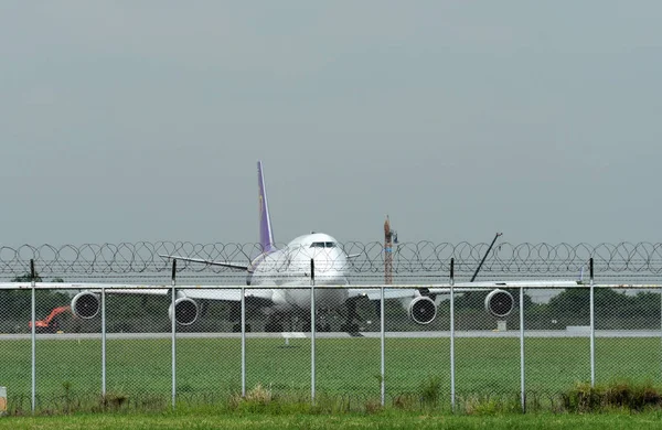 Nagy Repülőgép Modern Repülőtéren — Stock Fotó
