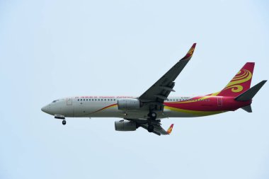 Mavi gökyüzünde uçan uçak.