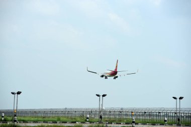 Mavi gökyüzünde uçan uçak.