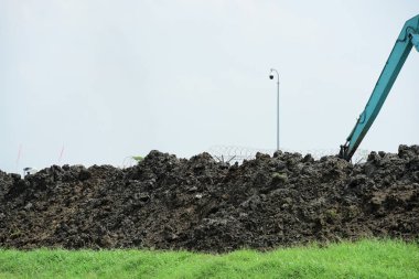 Gökyüzünde yeşil çimen ve zemin