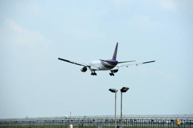 Mavi gökyüzünde uçan uçak.