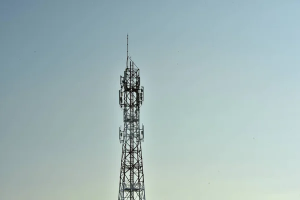 Ασύρματη Κεραία Επικοινωνίας Ανατολή Ηλίου Φωτεινό Ουρανό Πύργος Τηλεπικοινωνιών Κεραίες — Φωτογραφία Αρχείου
