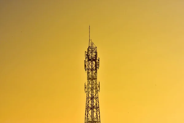 Vezeték Nélküli Kommunikációs Antenna Sunrise Világos Távközlési Torony Narancssárga Antennák — Stock Fotó
