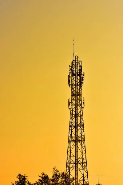 Funkantenne Mit Sonnenaufgang Hell Himmel Telekommunikationsturm Mit Antennen Mit Orangefarbenem — Stockfoto