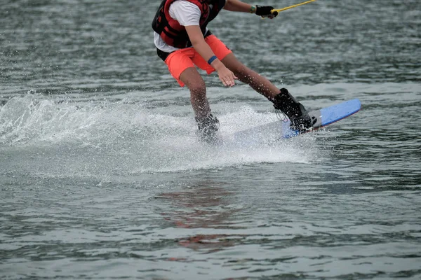 Wakeboarder 练习为世界锦标赛做准备 于2018年10月07日在泰国吞他尼的水上滑板学校 — 图库照片