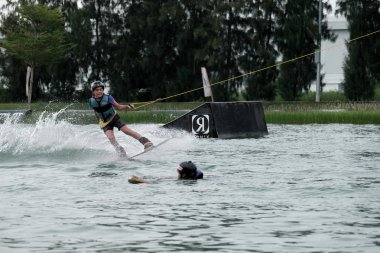 Tayland - 07 Ekim 2018: Nehirde Wakeboard yarışması